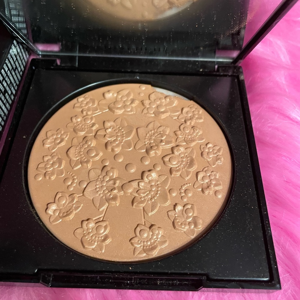 Gvenchy Floral Edition bronzer